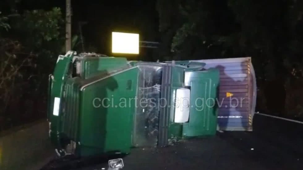 O acidente ocorreu na madrugada, bloqueando a pista norte e causando lentidão entre os km 40 e 51 da rodovia - Foto: Divulgação/ CCI Artesp