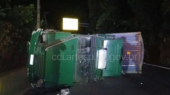 O acidente ocorreu na madrugada, bloqueando a pista norte e causando lentidão entre os km 40 e 51 da rodovia - Foto: Divulgação/ CCI Artesp