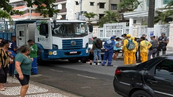 Acidente entre moto e caminhão ocorreu na Avenida Presidente Wilson, no Gonzaga, em Santos. - Imagem: Vinícius Dantas