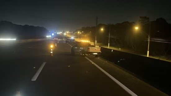 Vítima, que aparenta ser morador de rua, foi encontrada sem documentos; polícia busca informações sobre o condutor - Imagem: Divulgação/ Artesp