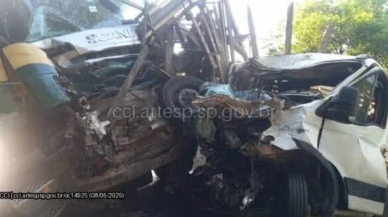 Uma mulher ficou presa às ferragens após colisão entre veículos na Rodovia Anchieta, mobilizando equipes de resgate - Imagem: Divulgação/ Artesp