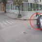 Câmeras de segurança registraram o momento em que criminosos se aproximaram do motociclista ferido para roubar seus objetos - Imagem: Reprodução