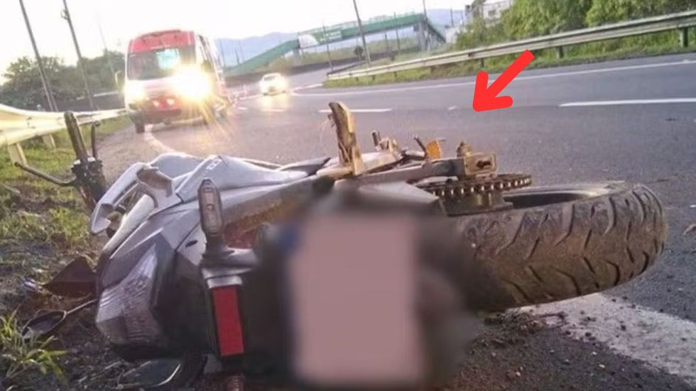 O impacto foi tão forte que o corpo do motociclista foi encontrado a 15 metros do local do acidente, enquanto a moto ficou a 43 metros - Foto: Reprodução/ CCI Artesp