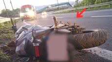 O impacto foi tão forte que o corpo do motociclista foi encontrado a 15 metros do local do acidente, enquanto a moto ficou a 43 metros - Foto: Reprodução/ CCI Artesp