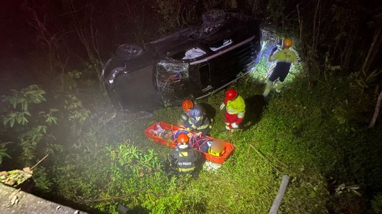 Equipes do Corpo de Bombeiros trabalham no resgate de uma das vítimas - Imagem: Reprodução