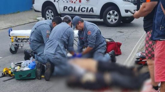 O acidente ocorreu na Avenida dos Caiçaras e resultou na morte de duas pessoas, enquanto o pedestre teve apenas ferimentos leves - Imagem: Reprodução/ Guarujá Mil Grau