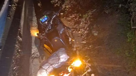O jovem perdeu o controle da moto em uma curva e colidiu com um barranco, sendo encontrado inconsciente pela equipe de socorro - Foto: Reprodução/ CCI Artesp