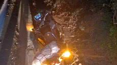 O jovem perdeu o controle da moto em uma curva e colidiu com um barranco, sendo encontrado inconsciente pela equipe de socorro - Foto: Reprodução/ CCI Artesp