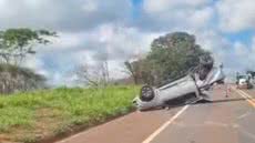 Imagem de um dos carros envolvidos no acidente capotado - Imagem: Reprodução/Redes Sociais
