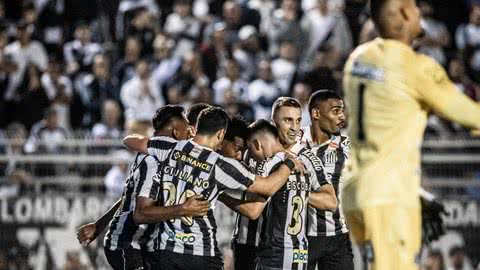 Time do Santos celebra o primeiro gol do Gil com a camisa Alvinegra - Imagem: Twitter/ @SantosFC