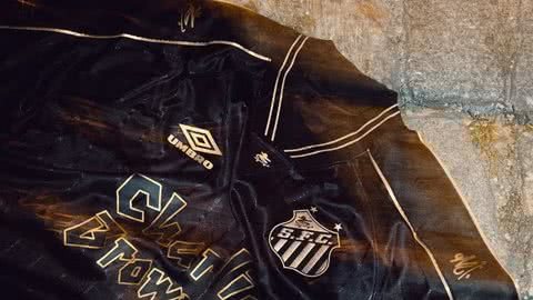 Camisa do Santos em homenagem à banda Charlie Brown Jr, fundada em 1992 - Imagem: Twitter/ @SantosFC