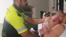 Agente de trânsito salva bebê engasgado com leite em Praia Grande - Imagem: Reprodução/ g1