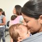 Em encontros abertos à comunidade, famílias aprendem sobre ordenha, armazenamento e “pega” correta do bebê - Imagem: Reprodução/Tony Winston/Agência Saúde-DF
