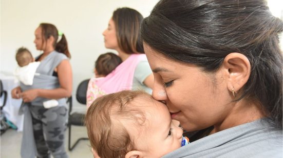 Em encontros abertos à comunidade, famílias aprendem sobre ordenha, armazenamento e “pega” correta do bebê - Imagem: Reprodução/Tony Winston/Agência Saúde-DF