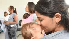 Em encontros abertos à comunidade, famílias aprendem sobre ordenha, armazenamento e “pega” correta do bebê - Imagem: Reprodução/Tony Winston/Agência Saúde-DF