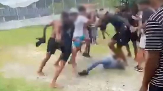 Adolescente de 14 anos foi agredido por um grupo de jovens nas proximidades de escola municipal em Guarujá; caso foi registrado em vídeo e levado à polícia - Imagem: Reprodução/Guarujá Mil Grau