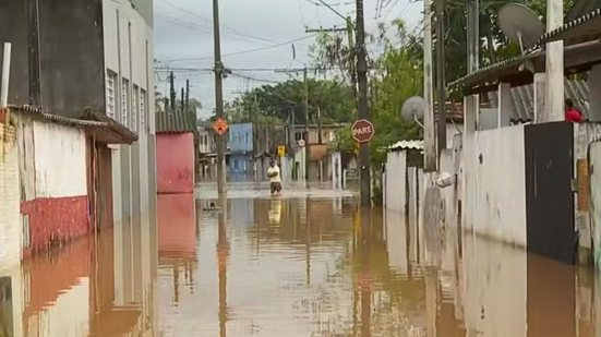 Registro, no Vale do Ribeira, está entre os municípios que exigem atenção diante da previsão de novas chuvas. A Defesa Civil alerta para acumulados de até 90 milímetros na Baixada Santista e de até 70 milímetros na região de Registro até quarta-feira (23) - Imagem: Rinaldo Rori/TV Tribuna