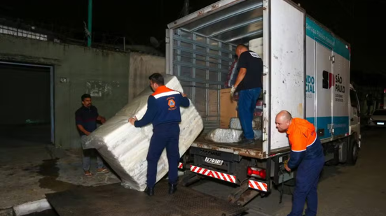 Caminhões da Defesa Civil descarregam itens de ajuda humanitária para Mongaguá - Imagem: Reprodução