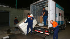 Caminhões da Defesa Civil descarregam itens de ajuda humanitária para Mongaguá - Imagem: Reprodução