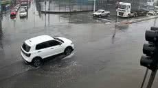 Avenida Nossa Senhora de Fátima apresentou pontos de alagamento nesta segunda-feira (14), em Santos. Cidade acumulou 400,99 milímetros de chuva nas duas primeiras semanas de setembro, volume quase três vezes superior à média histórica do mês - Imagem: Prefeitura de Santos