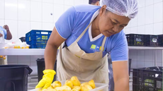 Os produtos são arrecadados por meio de parcerias com empresários. - Imagem: Reprodução/Prefeitura de Itanhaém