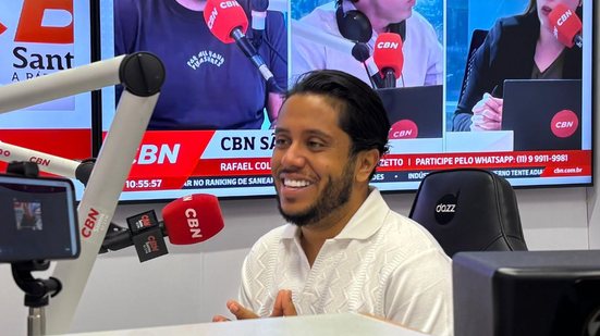 O secretário de Governo de Cubatão, Allan Matias, enfatiza a relevância desse reconhecimento para o futuro sustentável da cidade - Foto: Rádio CBN Santos