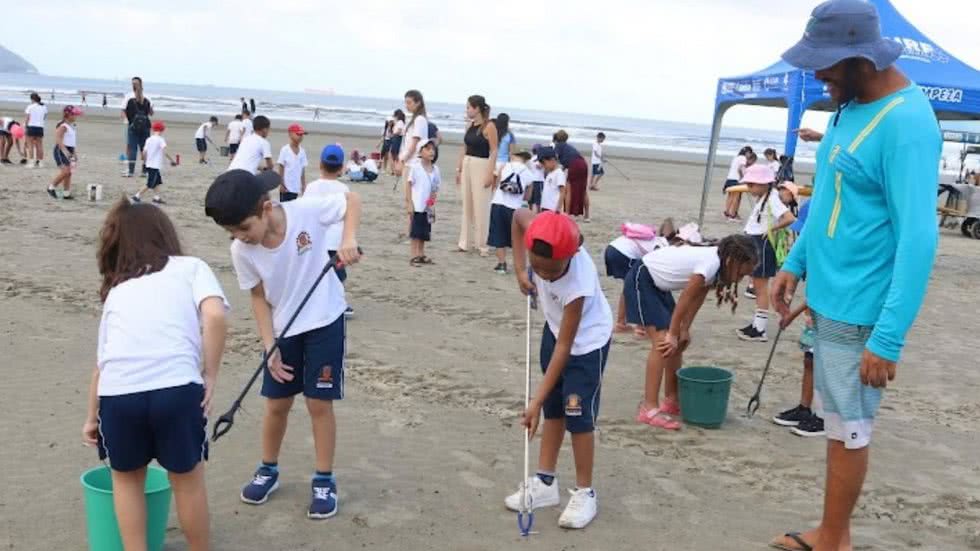 Alunos de Santos se reúnem para retirar lixo da praia; saiba mais - Imagem: Reprodução/Prefeitura de Santos
