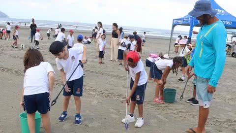 Alunos de Santos se reúnem para retirar lixo da praia; saiba mais - Imagem: Reprodução/Prefeitura de Santos