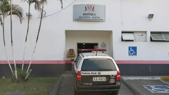 Com um mandado de prisão expedido pela Bahia, o foragido foi levado ao 2° DP de São Vicente e aguarda audiência de custódia - Imagem: Reprodução