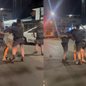 Um homem foi filmado sendo agredido por três policiais militares após ser impedido de entrar em bar por estar de chinelos - Imagem: Reprodução/ Redes Sociais