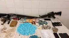 Armas, drogas e equipamentos foram apreendidos após confronto entre policiais e suspeitos em área de mangue de Cubatão - Imagem: Reprodução / A Tribuna