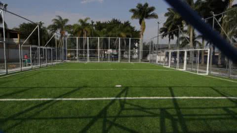 A quadra de futebol society, de 20,5m por 35m (717,5m²), será revestida de gramado sintético - Imagem: reprodução redes sociais