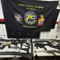 Policiais militares apreenderam armas, mais de 700 munições e artefatos explosivos em uma residência no bairro Vila Zilda, em Guarujá. - Imagem: Polícia Militar / Divulgação