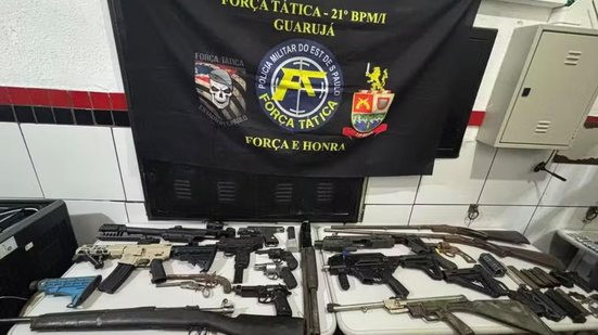 Policiais militares apreenderam armas, mais de 700 munições e artefatos explosivos em uma residência no bairro Vila Zilda, em Guarujá. - Imagem: Polícia Militar / Divulgação