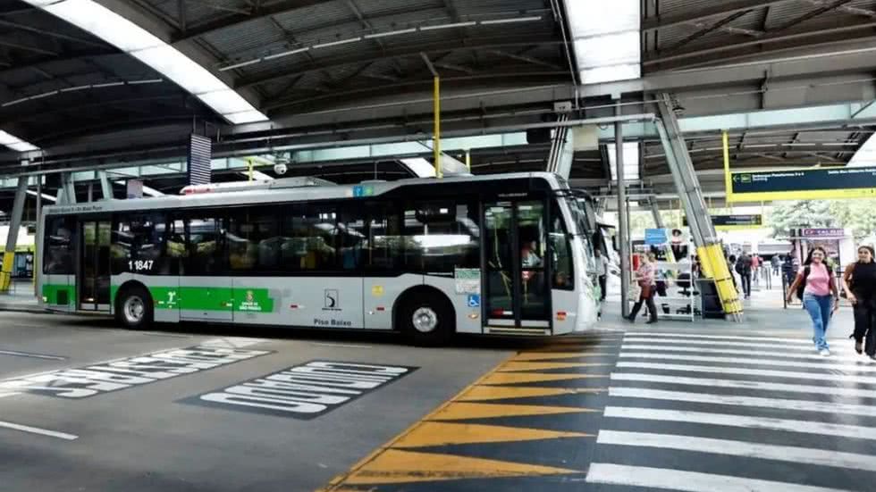 polícia considera várias hipóteses para os ataques, incluindo a atuação de facções e desafios da internet, com foco em funcionários do transporte - Imagem: Agência Brasil