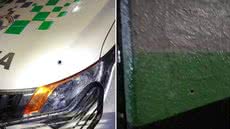 Viatura e muro da base da Polícia Militar Ambiental foram atingidos por disparos durante ataque registrado na noite de sexta-feira (16), em Guarujá, após confronto policial que deixou dois homens mortos no bairro Santa Rosa - Imagem: Polícia Militar e Reprodução