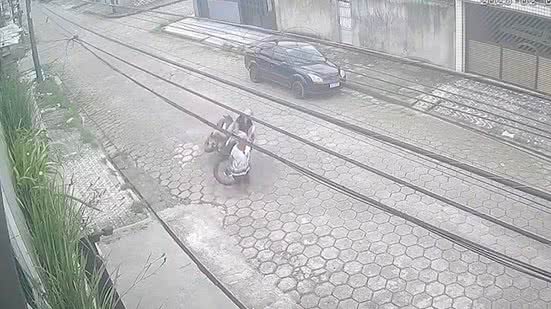 Câmeras de monitoramento registraram o atropelamento ocorrido na Rua Guilherme Guinler, no bairro Catiapoã, em São Vicente. - Imagem: Reprodução