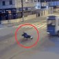 Imagens de segurança mostram motociclista em alta velocidade colidindo com ônibus em sinal amarelo, resultando em morte - Imagem: Reprodução