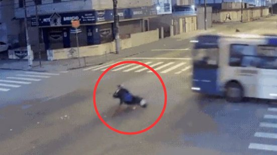 Imagens de segurança mostram motociclista em alta velocidade colidindo com ônibus em sinal amarelo, resultando em morte - Imagem: Reprodução