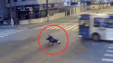 Imagens de segurança mostram motociclista em alta velocidade colidindo com ônibus em sinal amarelo, resultando em morte - Imagem: Reprodução