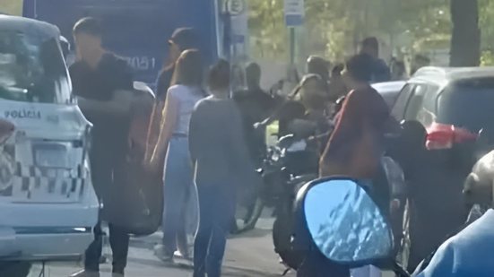 Acidente ocorreu durante o horário de pico, levando equipes de trânsito a intervir para organizar o fluxo de veículos na movimentada avenida - Foto: Danilo Neri