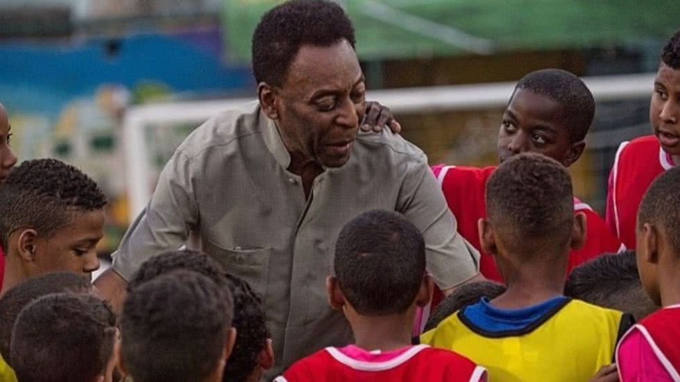 Diversos parlamentares também buscaram outras maneiras de homenagear o atleta do século - Imagem: Instagram/ @pele