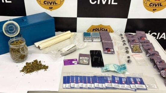 Apreensão inclui balanças digitais, cartões e R$ 100 em cédula - Foto: Divulgação