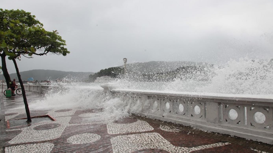 Mar agitado com ondas quebrando na orla da Baía de Santos