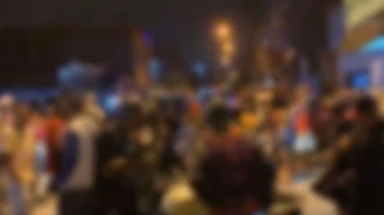 Viaturas da Polícia Militar foram atingidas por pedras durante operação para encerrar um baile funk irregular no bairro Quarentenário, em São Vicente - Imagem: Divulgação/39⁰ BPM/I