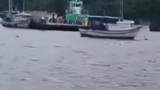 Balsa ficou danificada após colisão provocada por ventania e maré forte no Canal de Bertioga - Imagem: Aconteceu em Bertioga