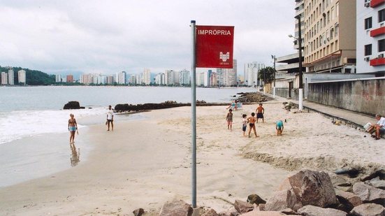 Bandeira vermelha alerta para risco à saúde em praias impróprias da Baixada Santista - Imagem: Reprodução