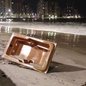 Banheira encontrada na faixa de areia da Praia do Gonzaguinha chamou a atenção de moradores e foi retirada por equipes da Prefeitura de São Vicente - Imagem: Arquivo Pessoal/Simone Amorim