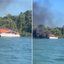 ancha com 18 pessoas a bordo pegou fogo a cerca de 200 metros da Praia do Iporanga, em Guarujá; todos os ocupantes foram retirados e ninguém ficou ferido. - Imagem: Reprodução / Redes Sociais