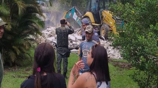 Equipes realizam demolições na Barra do Una, em Peruíbe, em meio a impasse judicial e protestos de moradores locais - Imagem: Reprodução